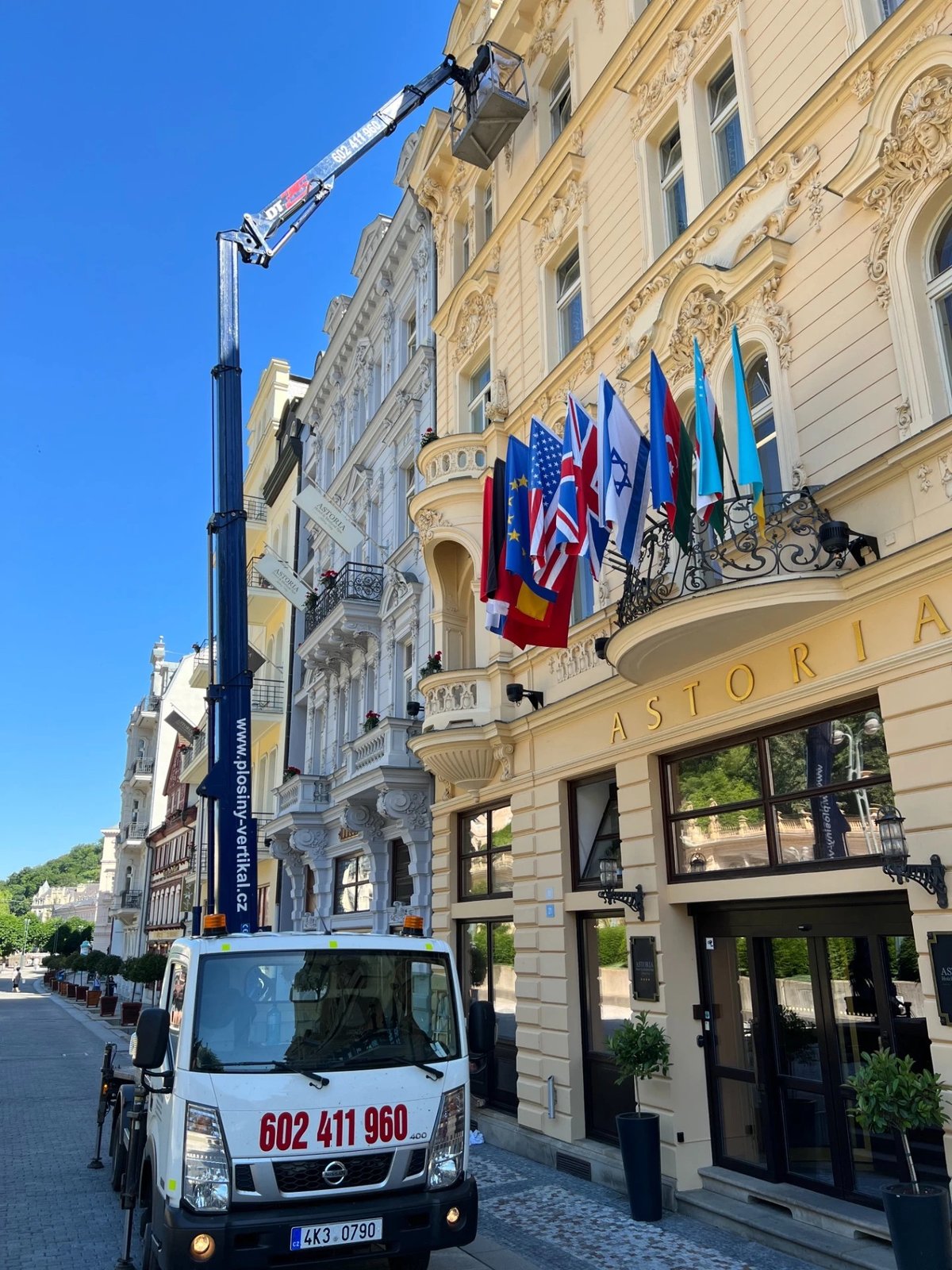Vysokozdvižná plošina Plosiny Vertikal při práci na fasádě hotelu Astoria v Karlových Varech