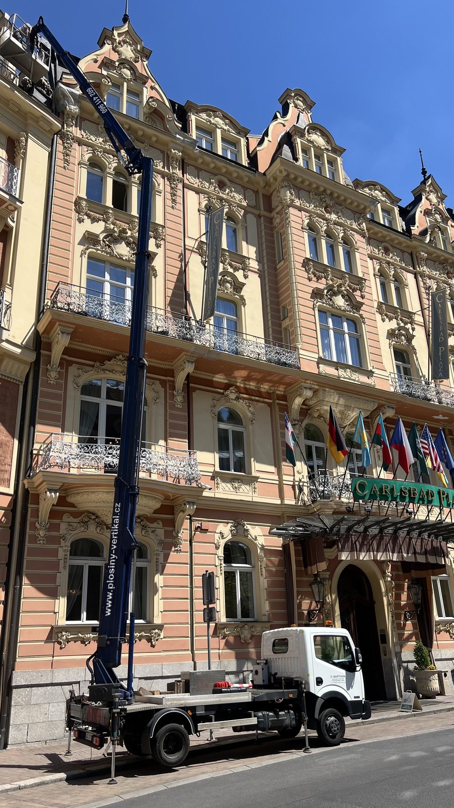 Vysokozdvižná plošina při údržbě fasády hotelu Carlsbad Plaza Karlovy Vary