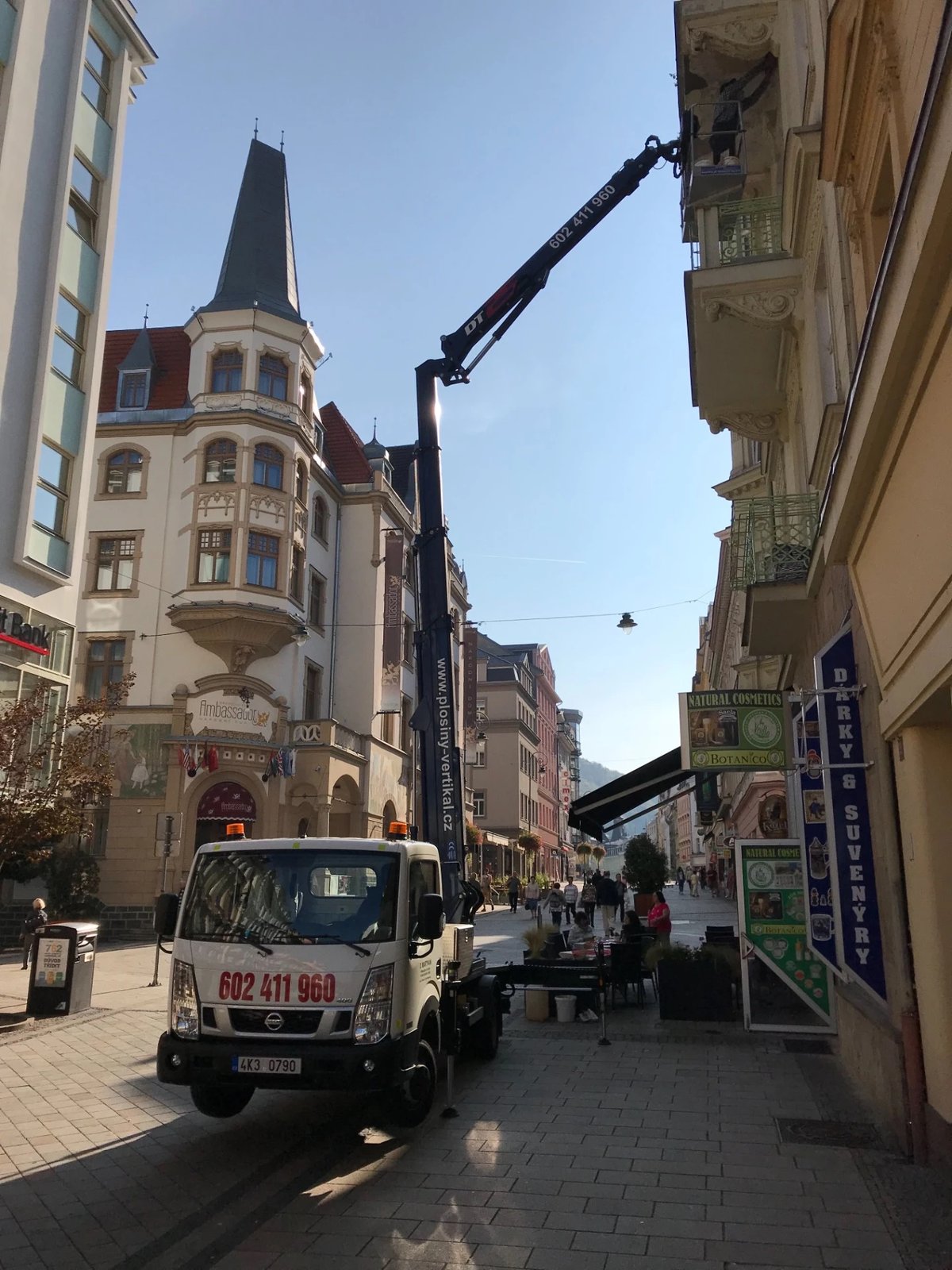 Plošina v centru Karlových Varů u hotelu Ambassador National House