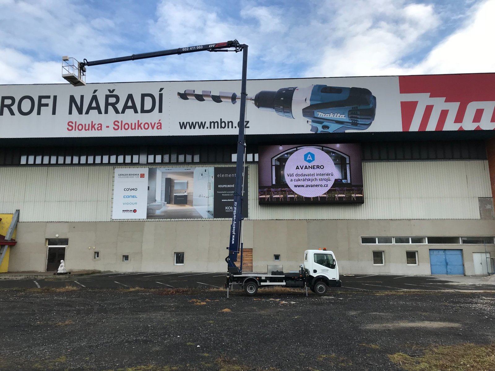 Instalace velkoplošné reklamy Makita Profi nářadí s vysokozdvižnou plošinou